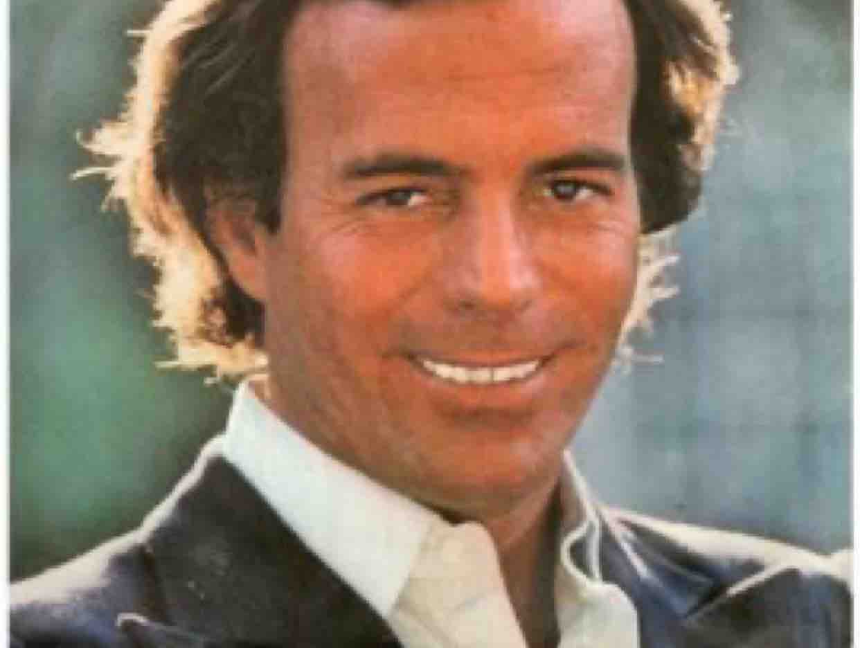  Lại Gần Hôn Anh - Viens M'embrasser / Julio Iglesias